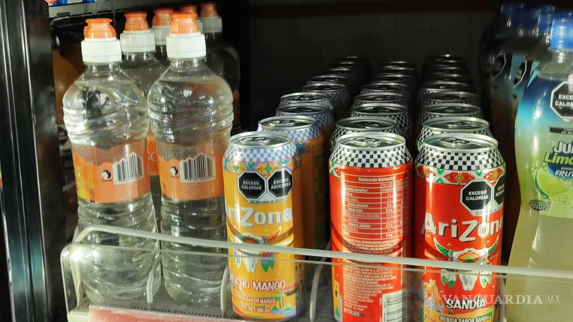 $!Tiendas de autoservicio descartaron este jueves escasez de agua embotellada.