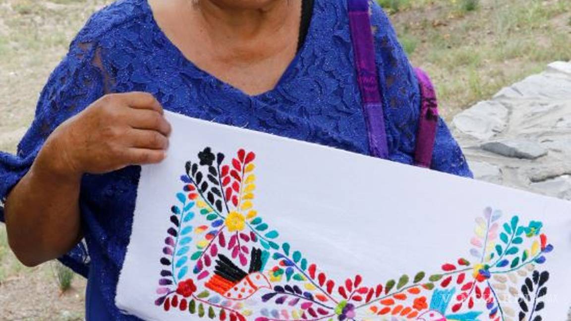 $!Viaja 19 horas; acompaña mujer a clases a su hijo