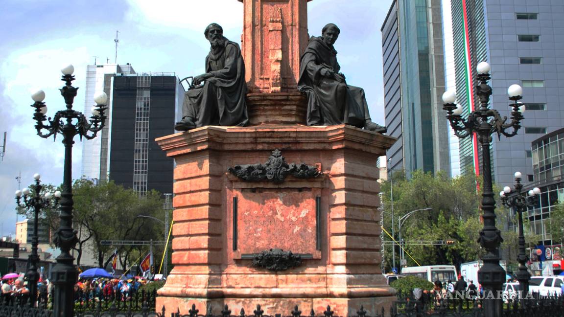 $!Artista interviene estatua de Colón en México en protesta contra colonialismo