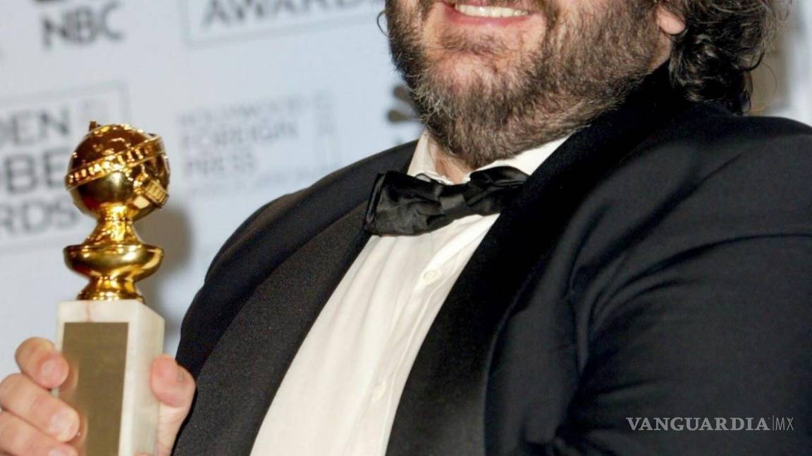 $!Peter Jackson con el Globo de Oro por una de sus adaptaciones de la serie El señor de los anillos, en 2004. EFE/EPA/Hubert Boesl
