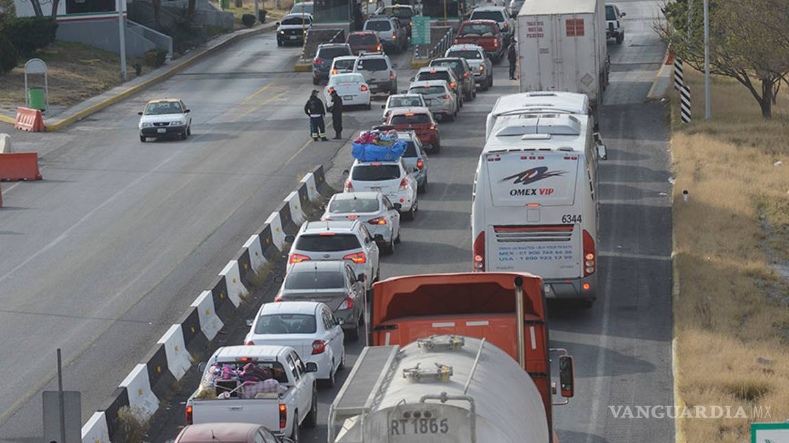 $!Acusan viajeros falta de personal en casetas de cobro