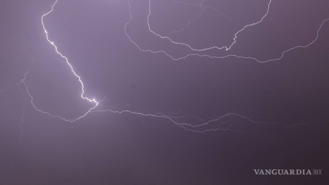 $!La siembra o bombardeo de nubes imita el proceso natural por el que se forma la lluvia, conlleva la inyección de sustancias químicas en las nubes.