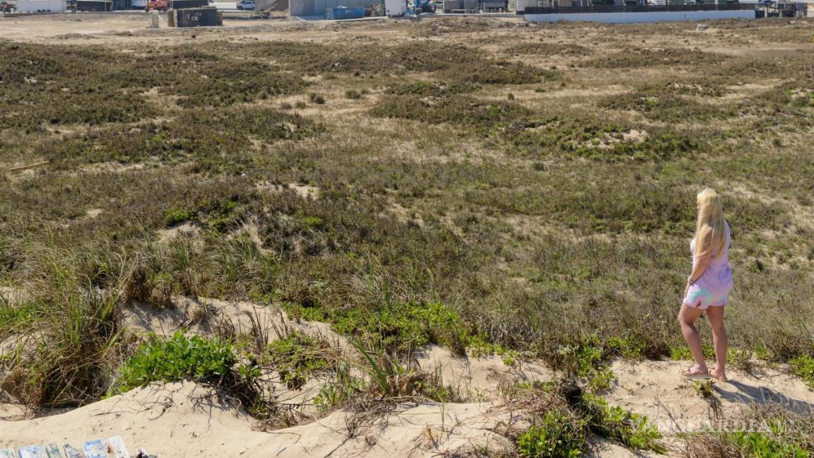 $!La ex comisionada de la ciudad de Brownsville, Jessica Tetreau, observa una instalación de lanzamiento de SpaceX en Boca Chica Beach, Texas.