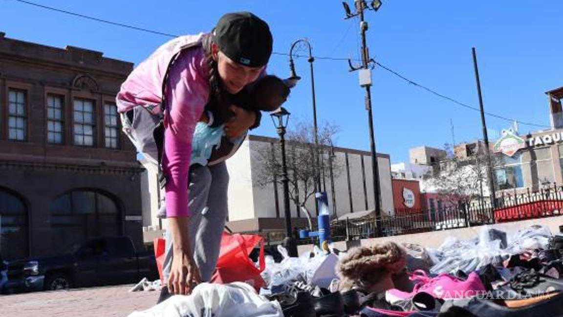 $!Voluntarios extienden miles de zapatos en la Plaza Manuel Acuña, despertando la semilla de la solidaridad en la comunidad.