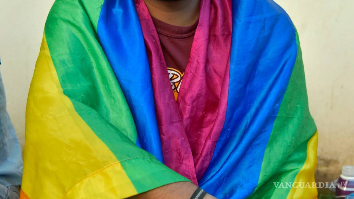 $!César Mejía, el joven gay que defiende los derechos LGBT en la caravana migrante