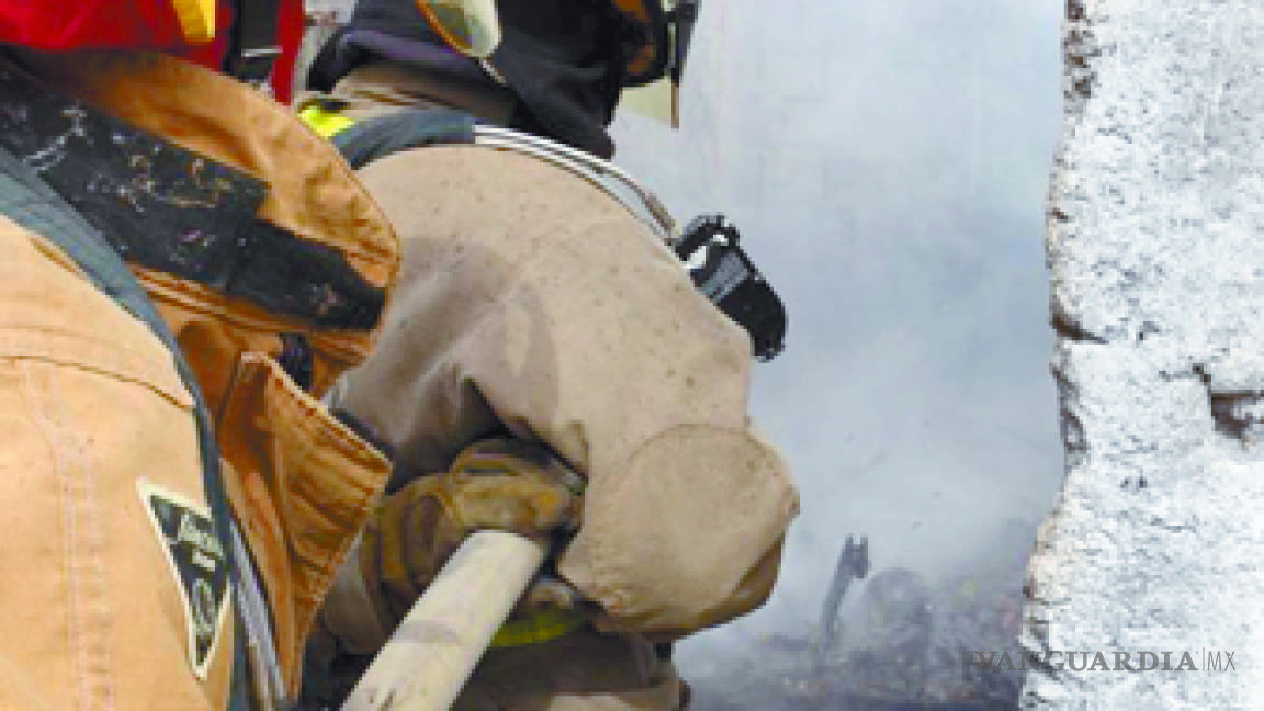 Combaten bomberos de Saltillo 32 incendios en Noche Buena