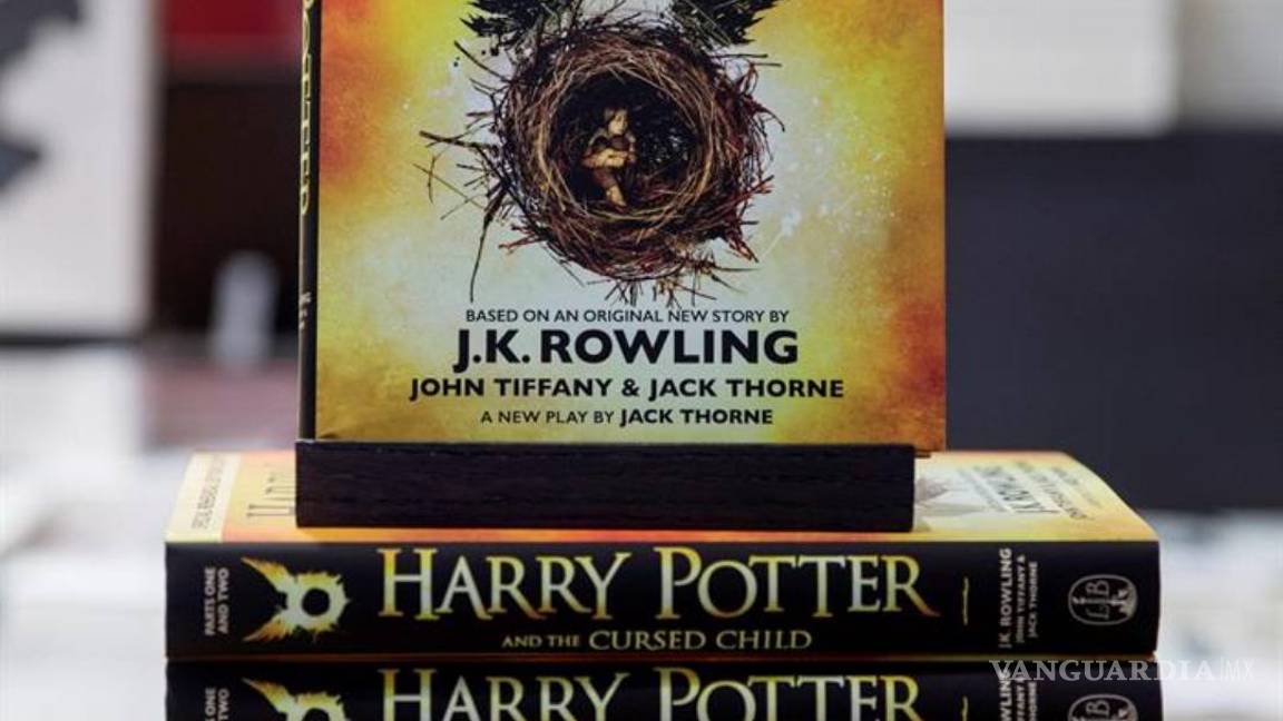 $!Cientos de fans compran el libro "Harry Potter and the Cursed Child"