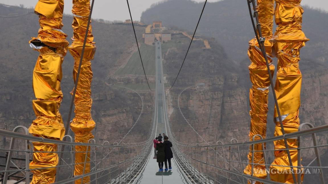 $!Puente de Cristal, el más largo del mundo, flota sobre Banshan en China
