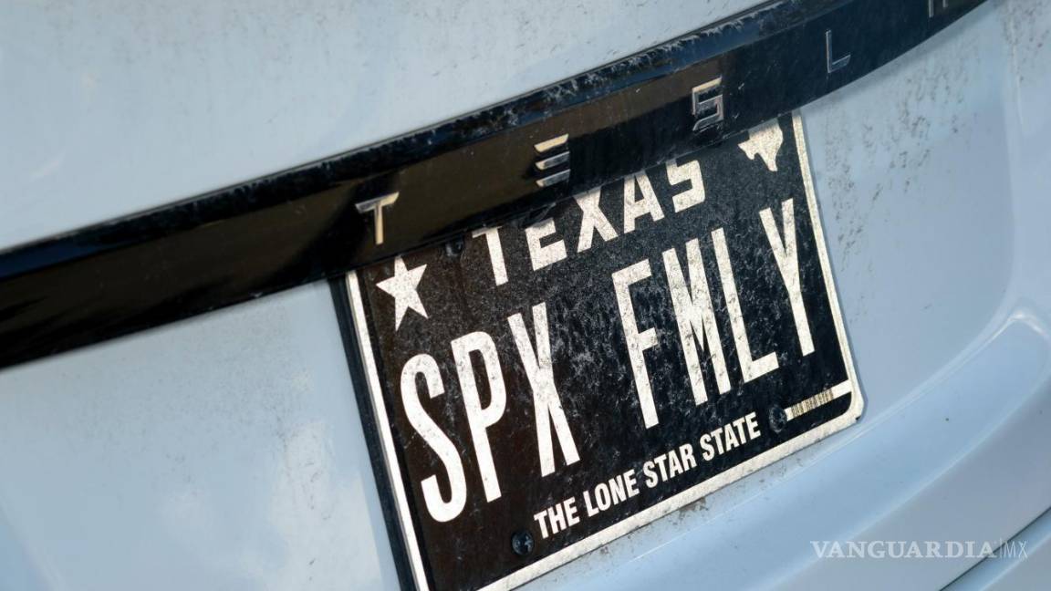 $!Un Tesla con una matrícula personalizada que dice “SPX FMLY” en Boca Chica, Texas.