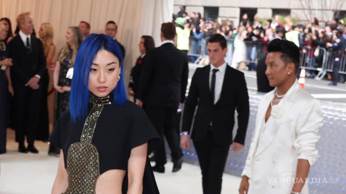 $!Margaret Zhang, la editora de Vogue China, llega a la alfombra de la Met Gala.