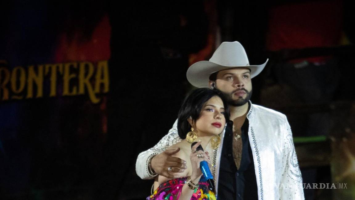 $!Ángela Aguilar y su hermano Leonardo Aguilar cantaron a dueto durante su presentación en el Jaripeo sin fronteras, en la Plaza México.