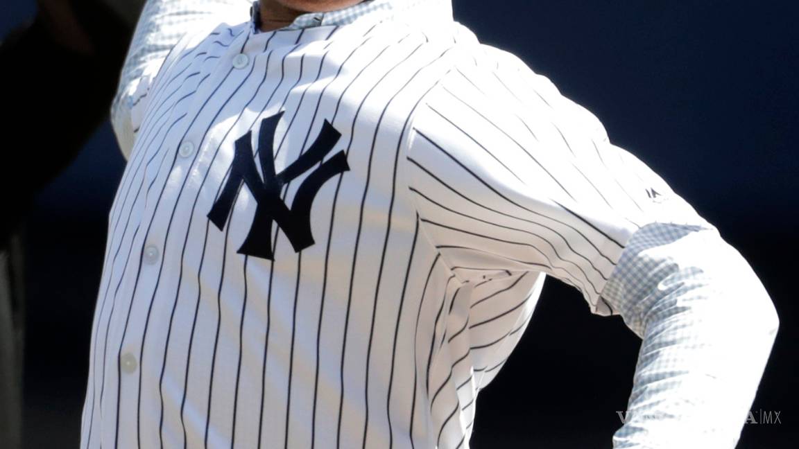 $!Mariano Rivera lanza la primera bola en el juego entre Yanquis y Orioles