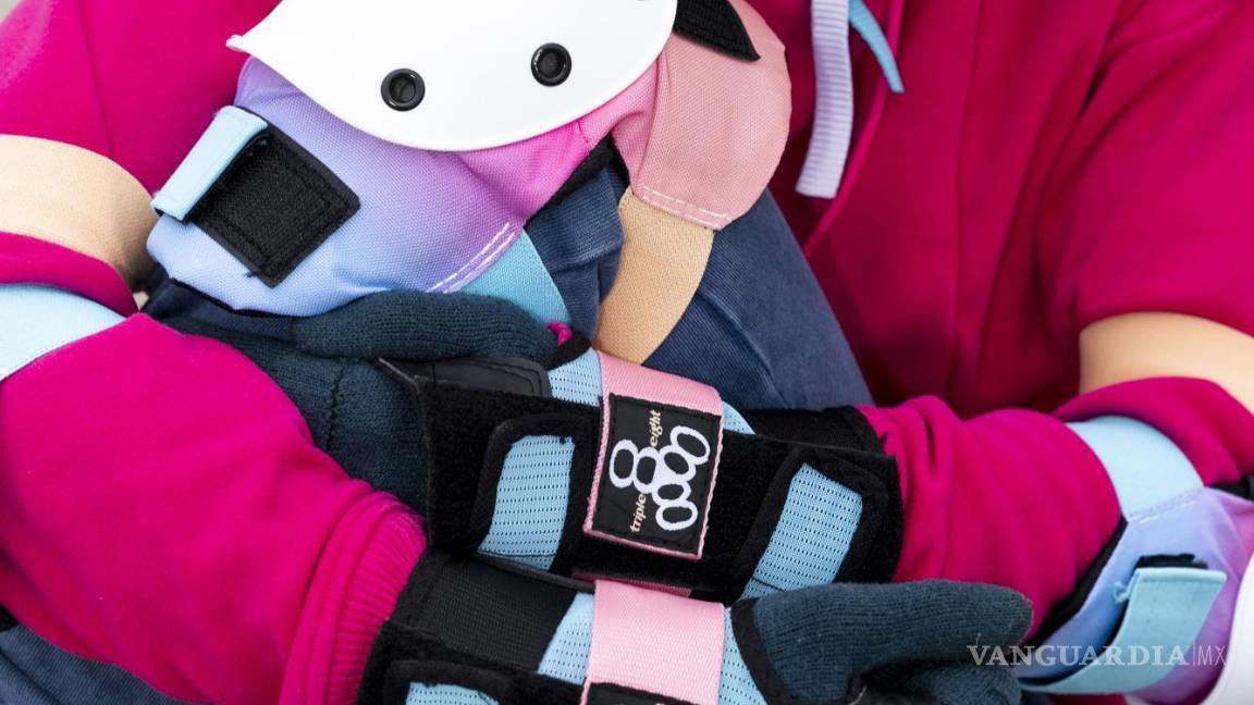 $!Una patinadora realiza estiramientos posterior a ejercitarse.