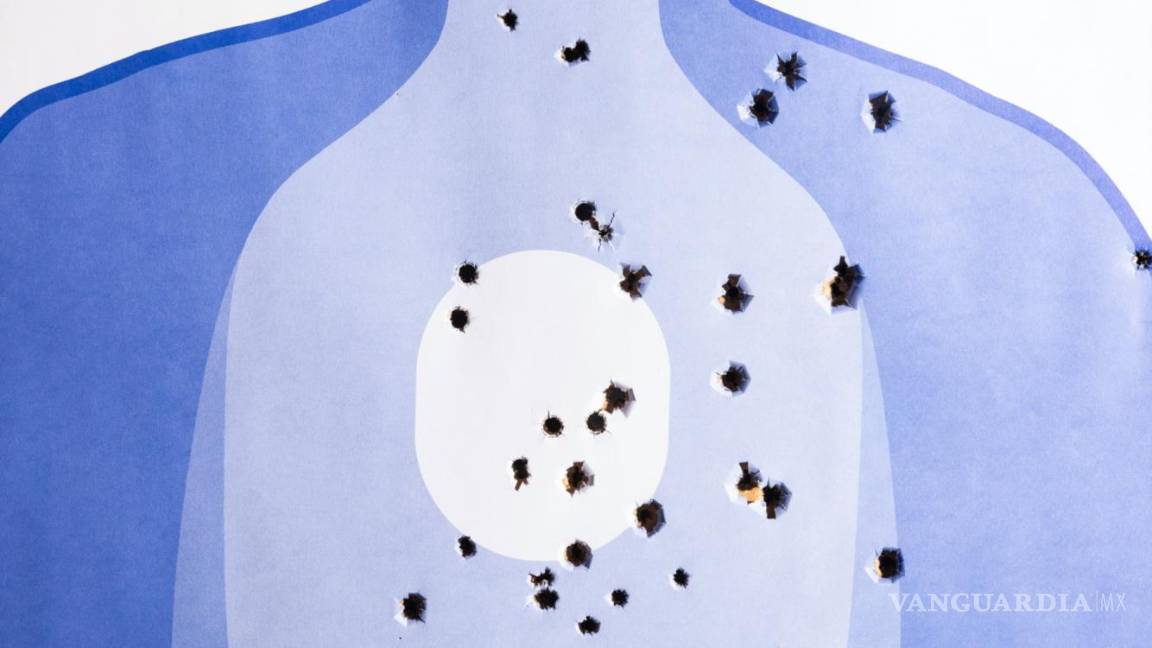 $!Un objetivo acribillado después de que un agente especial de la ATF demostrara una pistola equipada con un dispositivo llamado interruptor.