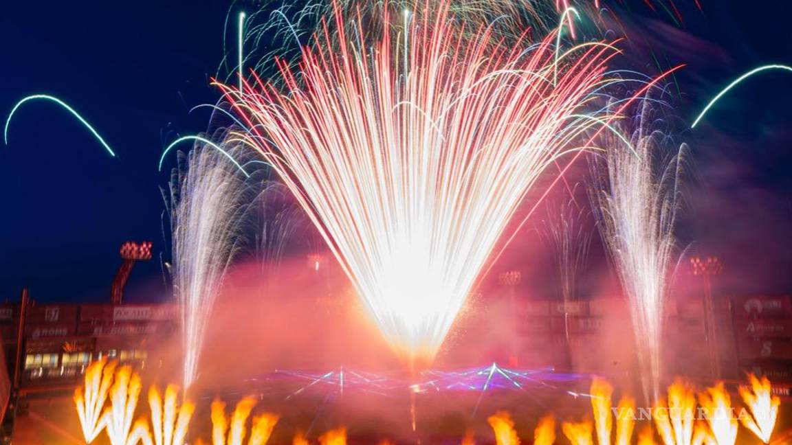 $!Los fuegos artificiales invadieron al Estadio Francisco I. Madero, la “Catedral del Béisbol”.