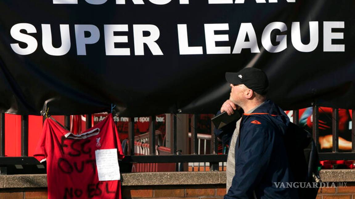 $!Fanáticos protestan por la creación de la Superliga