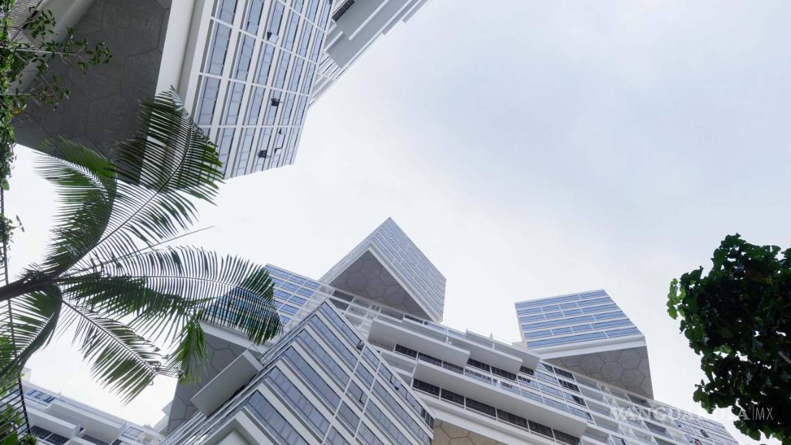 $!Algunos bloques de apartamentos de 'The Interlace', de OMA/Ole Scheeren, vistos desde el nivel del suelo.