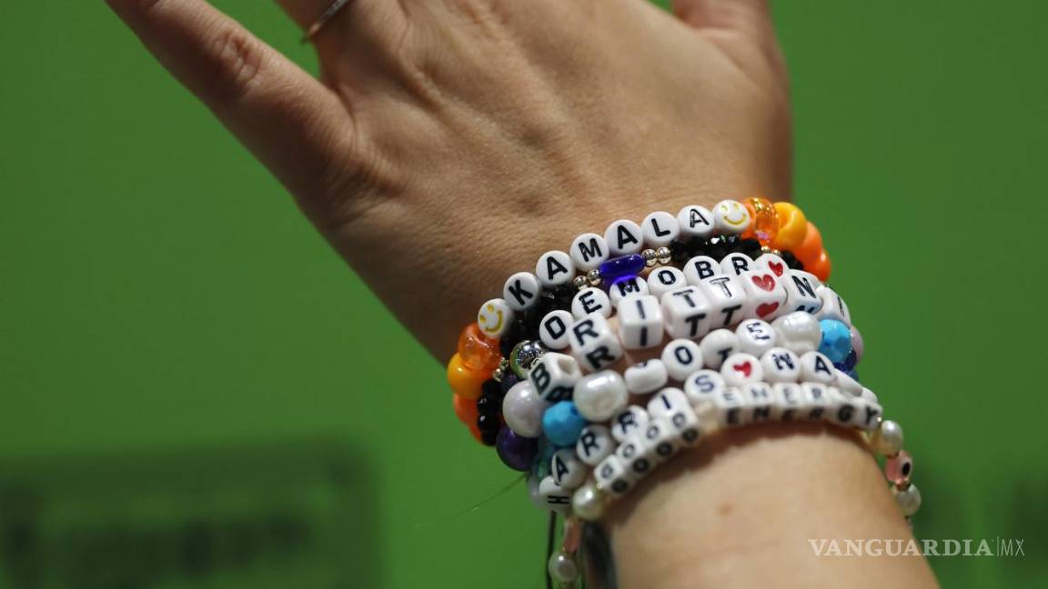 $!Una asistente lleva una pulsera de la amistad de Kamala Harris en el segundo día de la Convención Nacional Demócrata en McCormick Place, en Chicago.