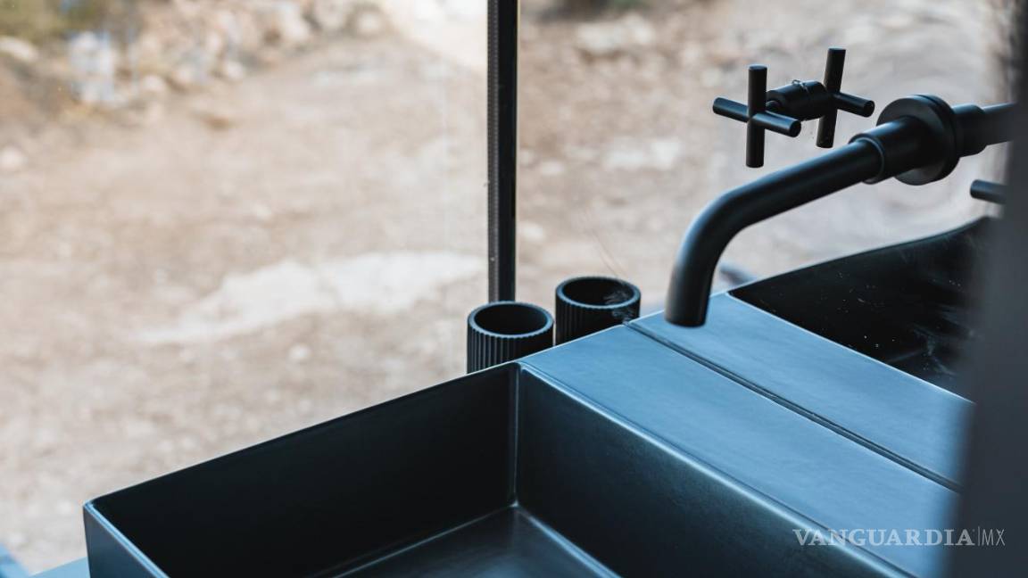 $!Vista interior, lavabo y exterior, del District Hive en el desierto de Gorafe (Granada, España).