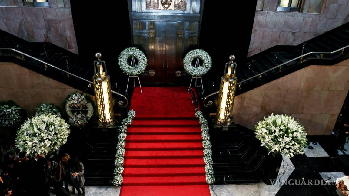 $!FOTOGALERÍA: Palacio de Bellas Artes rinde tributo al príncipe de la canción José José