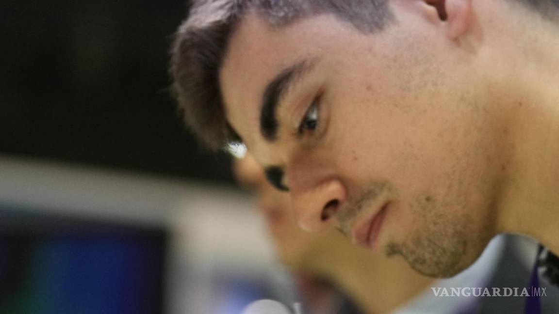 $!Un visitante manipula el nuevo Xiaomi 14 durante la jornada inaugural del MWC 2024, el principal congreso tecnológico del mundo.