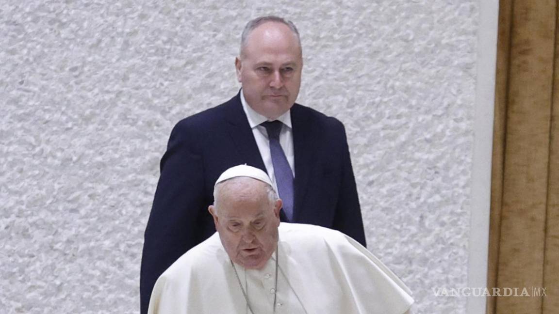 $!El papa Francisco tropezó el sábado a su entrada en el auditorio del Vaticano para una audiencia luego que se rompiera el mango de su bastón, pero no llegó a caerse.