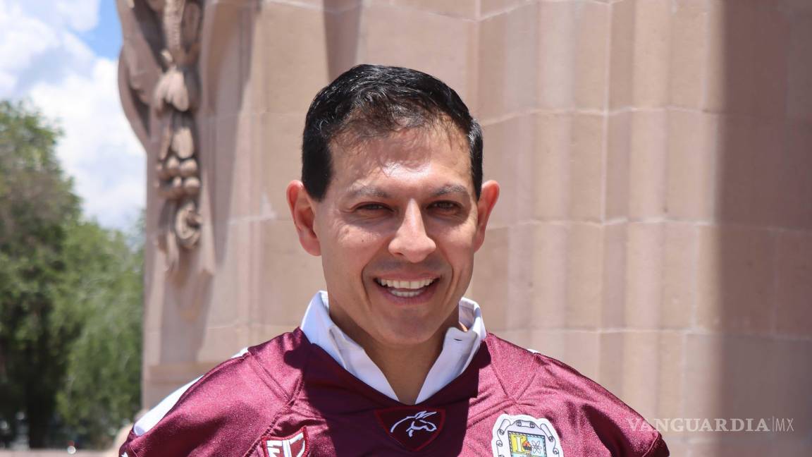 $!Octavio Pimentel se puso un jersey del equipo de futbol americano Burros Pardos del ITS, por haber perdido una apuesta.