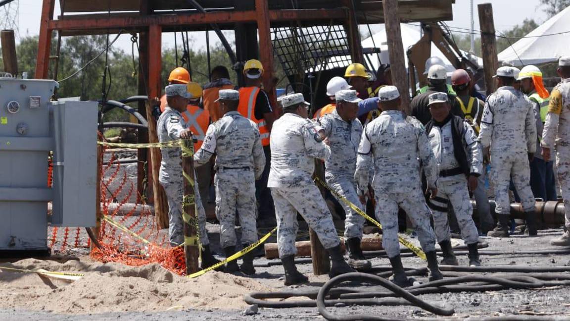 $!El padre de Fernando, se muestra renuente a que su hijo descienda pues asegura corrió con suerte la primera vez, pero también sostiene que son sus compañeros y no puede abandonarlos.