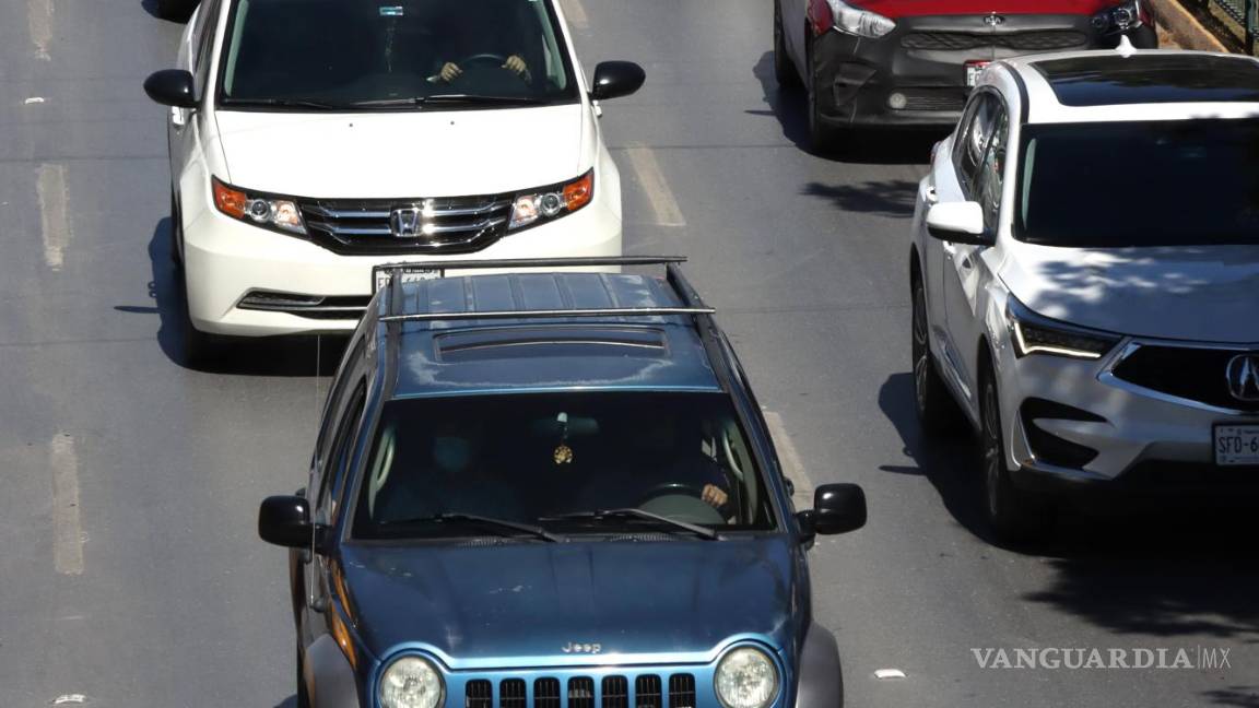 $!Una gran carga vehicular se observa en el bulevar Venustiano Carranza que colapsa en las horas pico por la mañana y por la tarde.