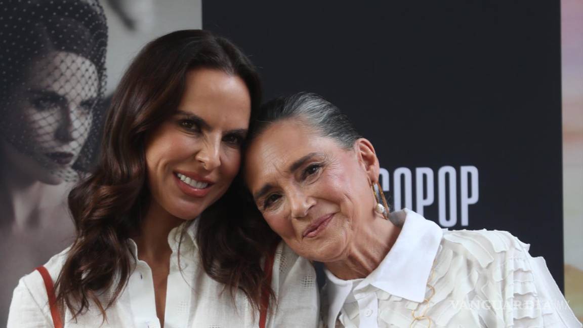 $!Las actrices mexicanas Kate del Castillo (i) y Ofelia Medina (d), posan durante la presentación del libro Blancopop en Ciudad de México (México).
