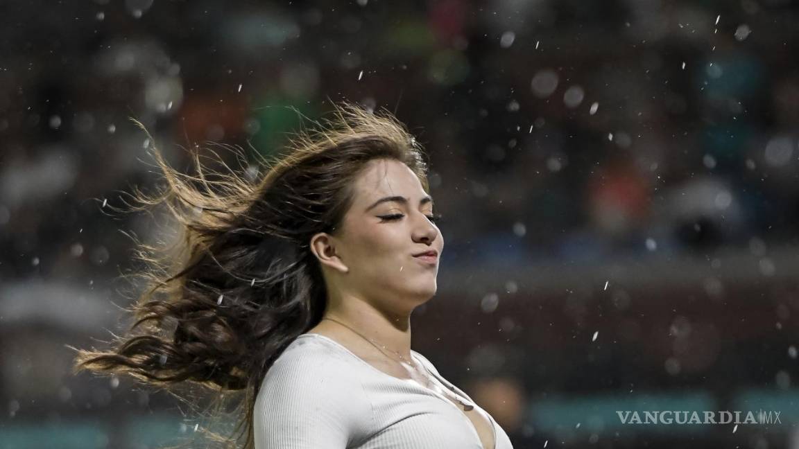 $!La lluvia no paró los ánimos de la afición ni los de la porra verde que animaron todo el encuentro.