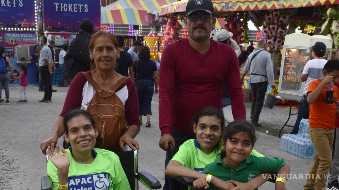 $!Adultos mayores y niños disfrutan de atracciones mecánicas en la Feria Saltillo.