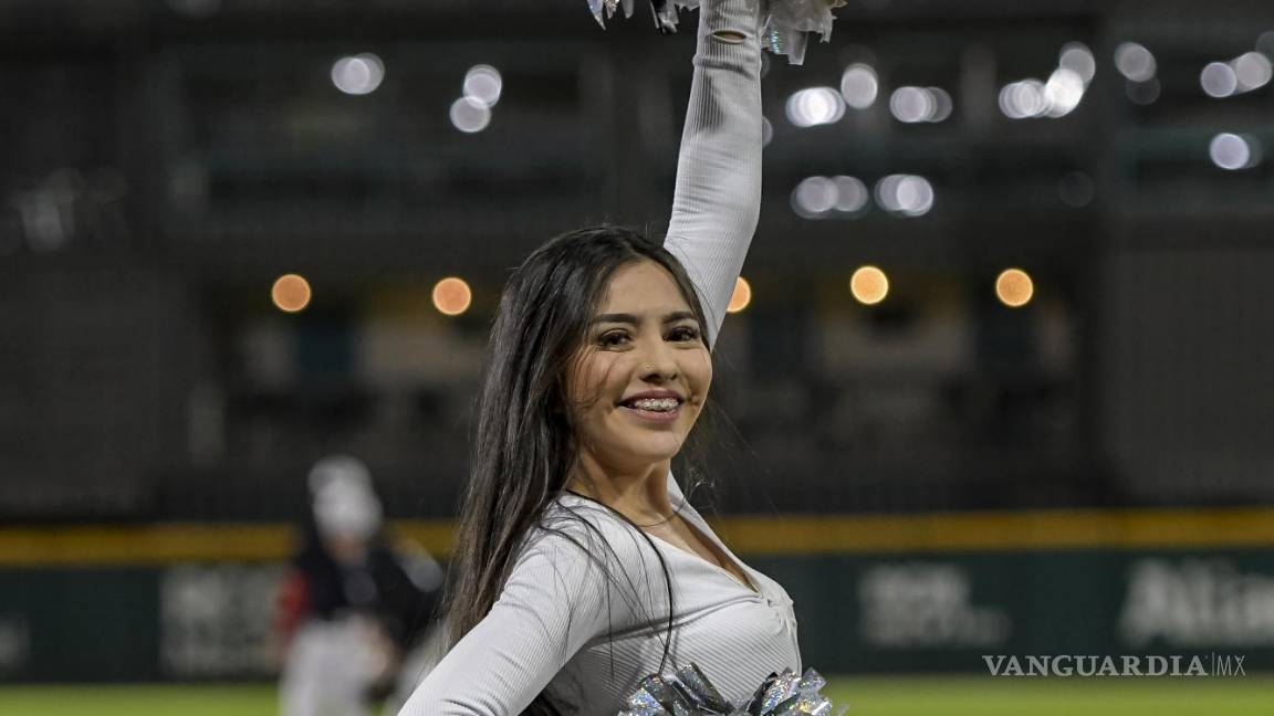 $!Una de las animadoras de las saraperitas en el momento cuando salieron al campo.