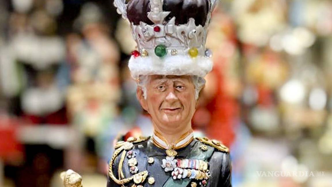 $!Una estatuilla de terracota del rey británico Carlos III con una corona, creada por Genny Di Virgilio, artesano del pesebre de San Gregorio Armenio en Nápoles, Italia.