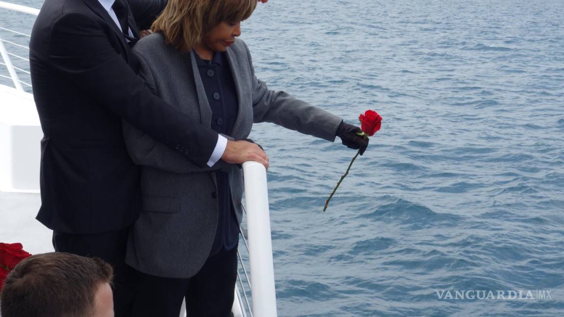 Tina Turner esparce las cenizas de su hijo en el mar