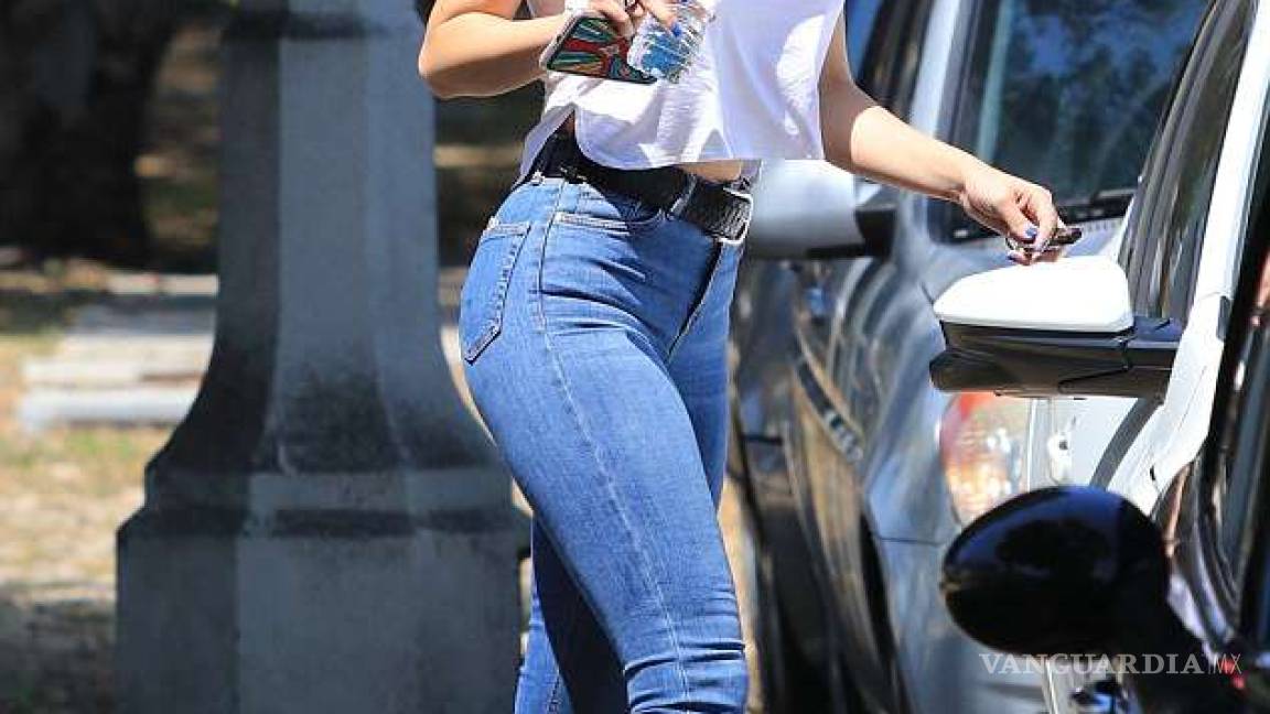 $!Eiza González pasea con camiseta, pero sin brasier por Los Ángeles
