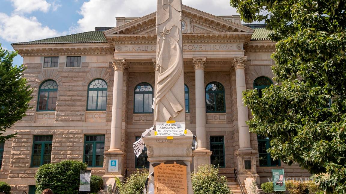 $!Monumentos y estatuas son víctimas de la ira y las protestas antirracistas en todo el mundo (fotos)