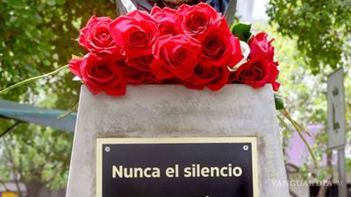 $!Familiares develan busto del periodista Javier Valdez, asesinado en 2017