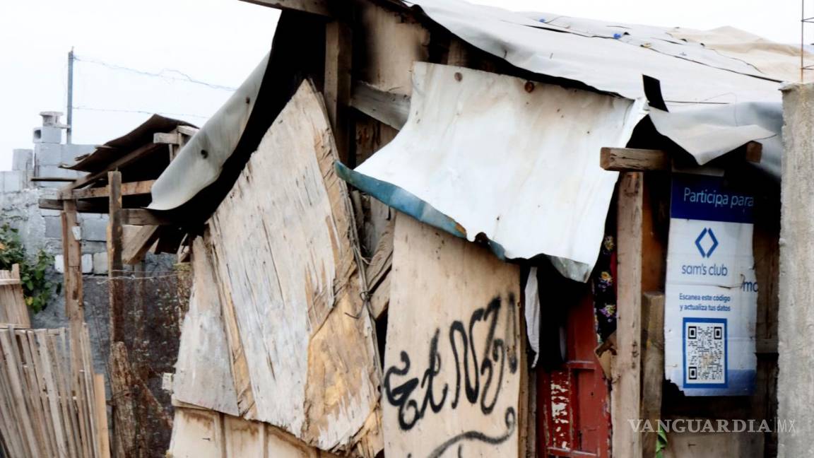 $!Ventanas cubiertas con cobijas y ropa vieja muestran los esfuerzos de las familias para mantener el calor dentro de sus hogares.