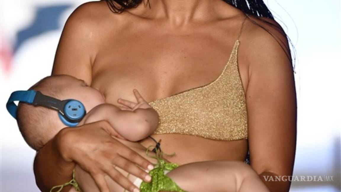 Modelo amamanta a su bebé durante pasarela y provoca debate en redes en Miami