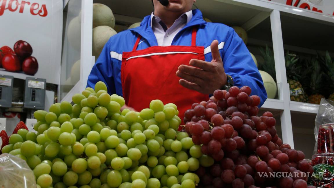 $!Entre aguacates, tomates y cebollas, cantantes de ópera amenizan las compras en mercados en la Ciudad de México