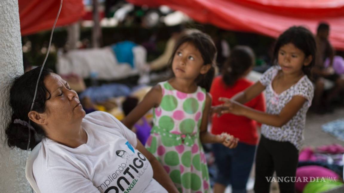 Enfermeras y médicos voluntarios ayudan caravana de migrantes