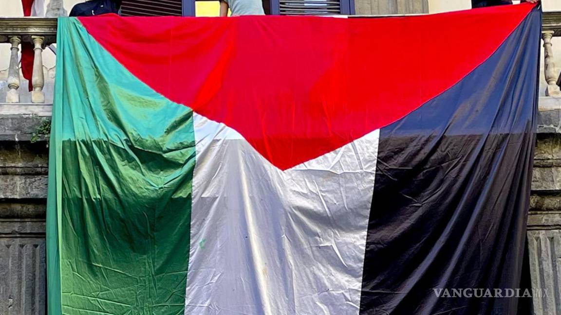 $!Bandera de Palestina colocada por activistas del Colectivo Universitario Autoorganizado en la fachada del Palazzo Giusso, en la Universidad L’Orientale de Nápoles.