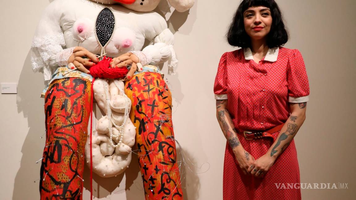 $!Mon Laferte estrena en México su faceta como pintora