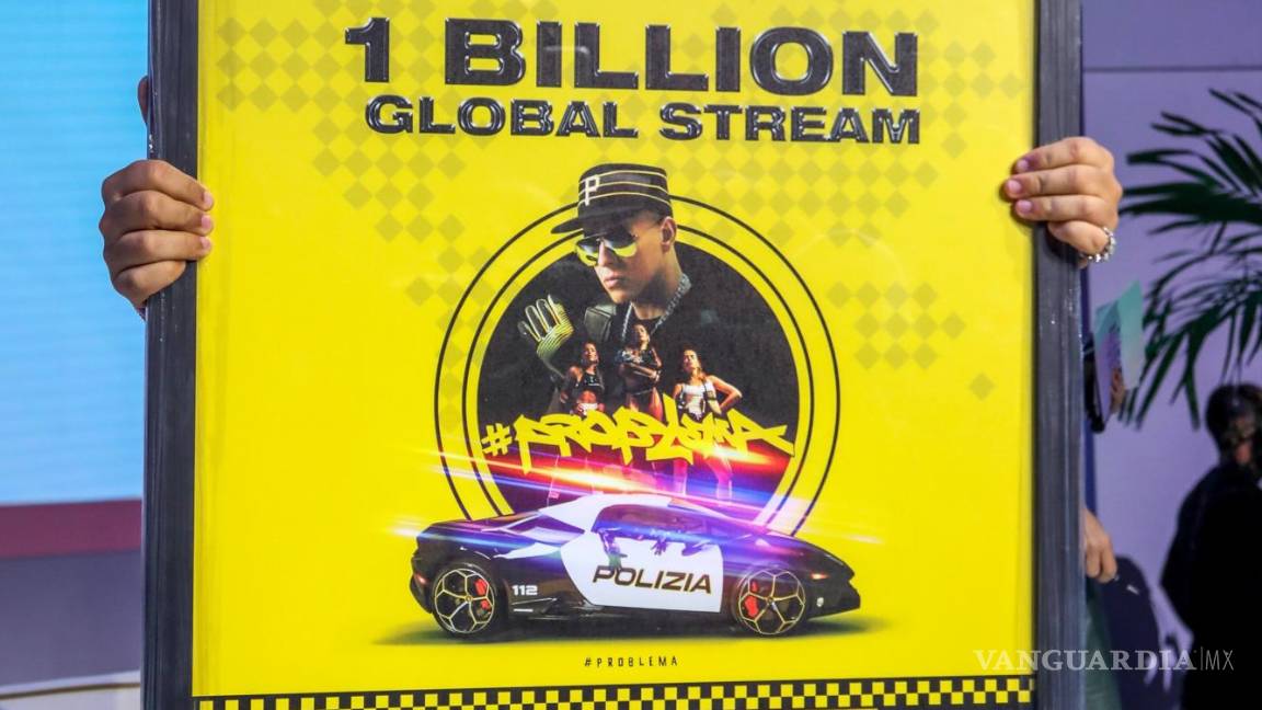 $!El artista puertorriqueño Daddy Yankee muestra el cuadro que acredita los mil millones de reproducciones a nivel global de su tema problema.