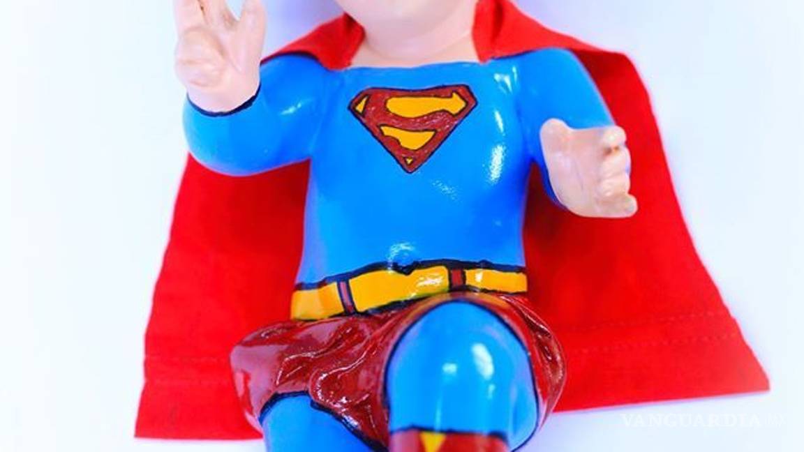 $!¡Perdónalos señor! Venden al Niño Dios caracterizado del Joker, Freddie Mercury y Gokú