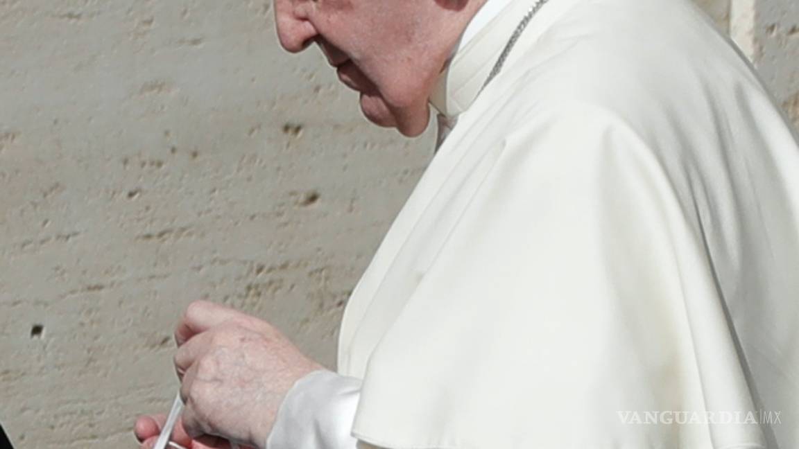 $!Por primera vez fotógrafos logran captar una imagen del papa Francisco usando cubrebocas