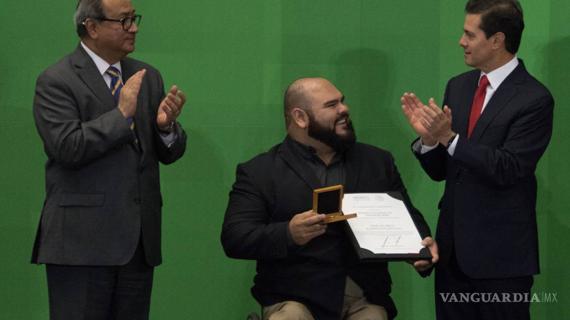 $!Entrega EPN el Premio Nacional del Deporte al 'Canelo' Álvarez y a Alegna González