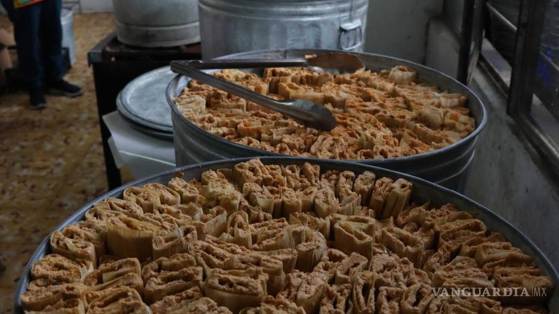 $!Hace 50 años, recuerda doña Paty, la docena de tamales costaba 12 pesos porque era muy barato hacer tamales.