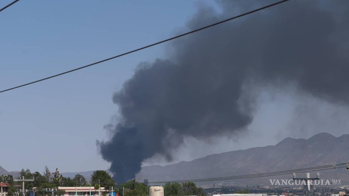 $!La humareda es visible desde varios puntos de Saltillo.